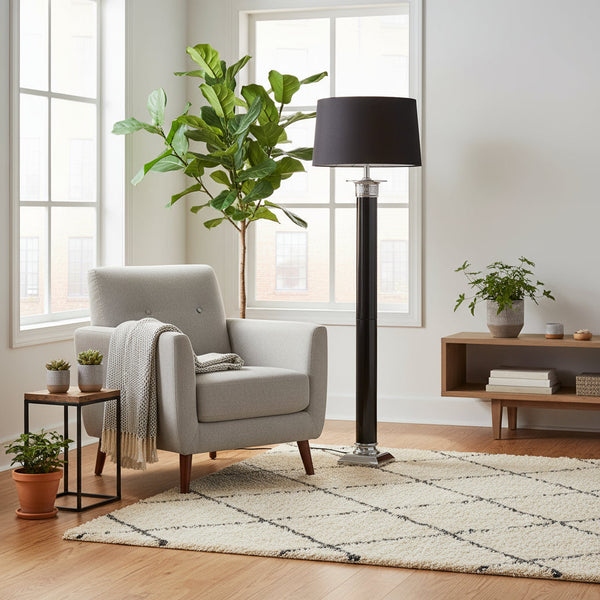 Stehlampe Schwarz mit Stoffschirm und Chromfuß – Ruhiges Licht, klares Design